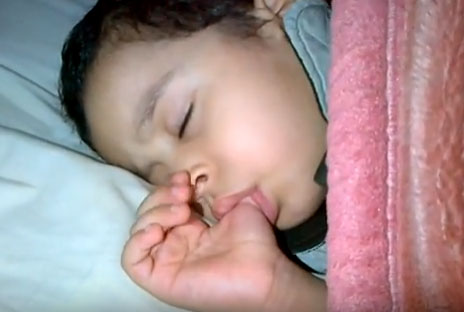 Ребенок сосет палец во сне