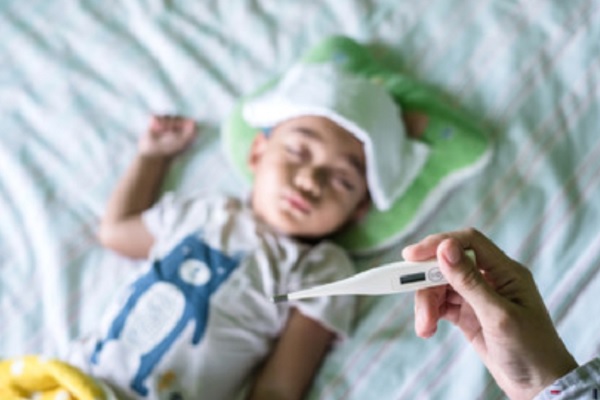 Ребенок с температурой спит