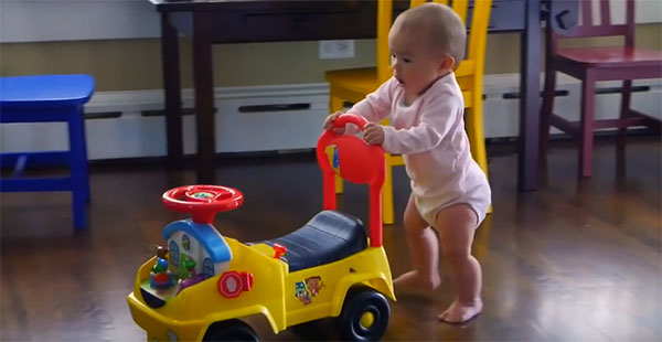 Ребенок держится за каталку