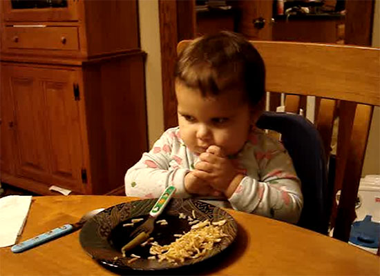 Ребенок кушает