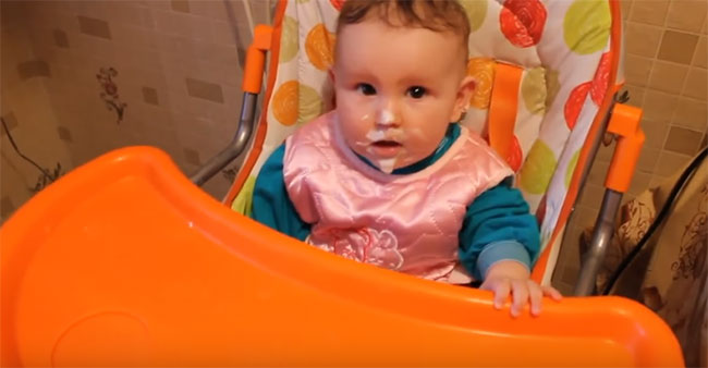 Ребенок пьет кефир