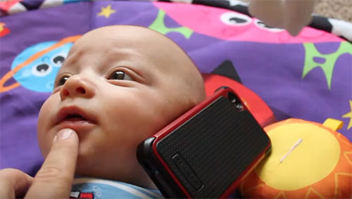 Ребенок говорит по телеону