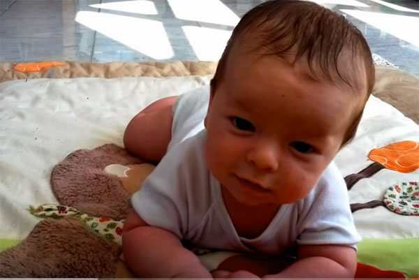 Малыш держит голову 2,5 месяца