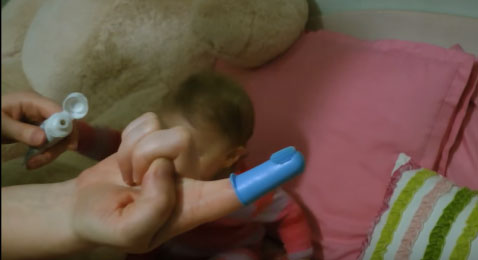 Насадка на палец для чистки зубов новорожденного