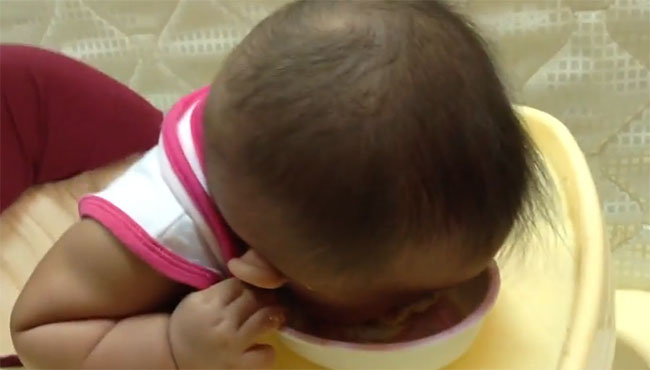 Семимесячный ребенок кушает