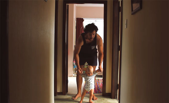 Папа учит ребенка ходить