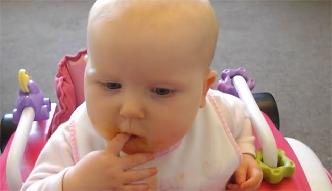 Малыш в 9 месяцев кушает