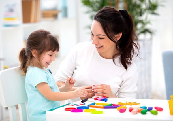 Мама с дочкой лепят