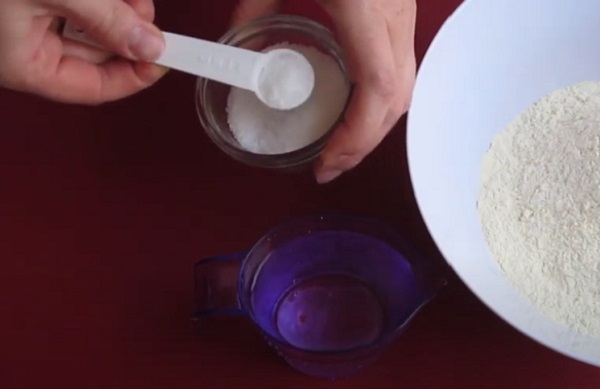 Добавление соли в воду