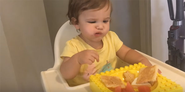 Годовалый ребенок кушает