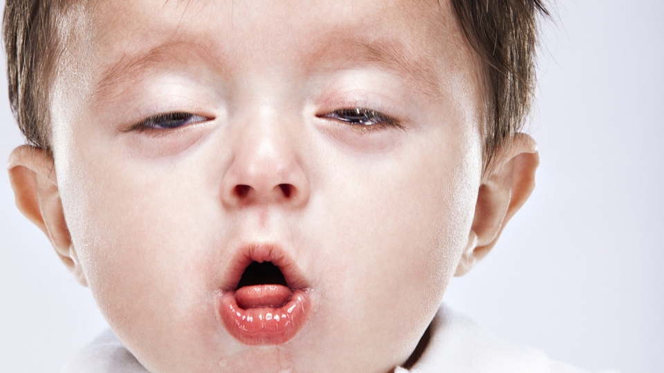 Мальчик больной коклюшем