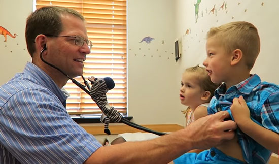 прослушивании стетоскопом груди малыша