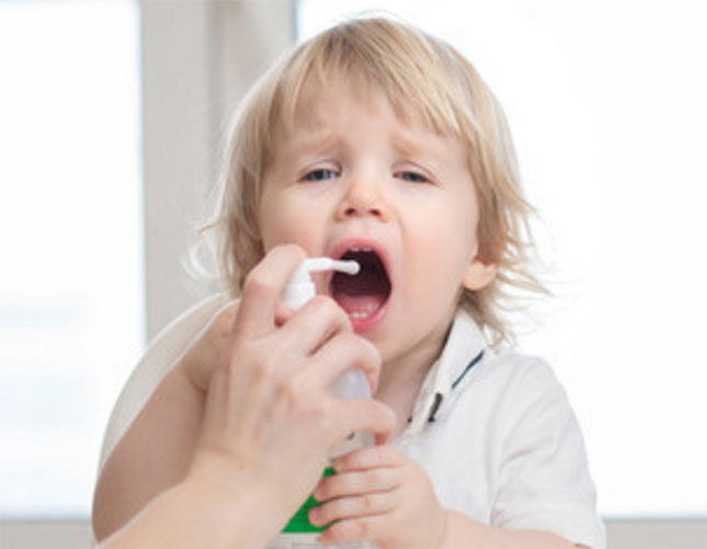 Ребёнку впрыскивают антисептик