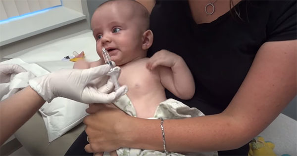 Ребенку делают прививку