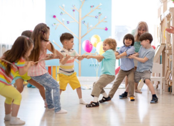 Дети перетягивают канат