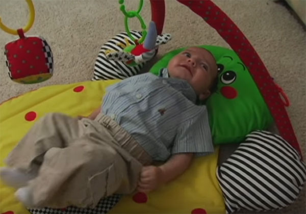 Малыш играется на развивающем ковре