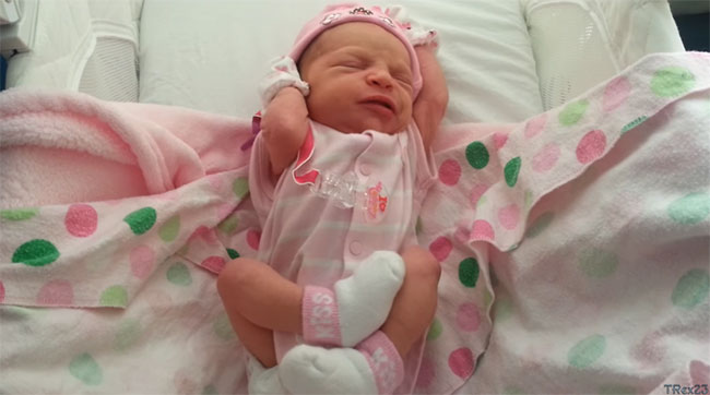 Новорожденный на кровате