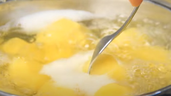 Картофель варится