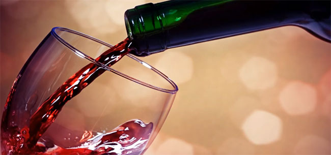 Бутылка красного вина