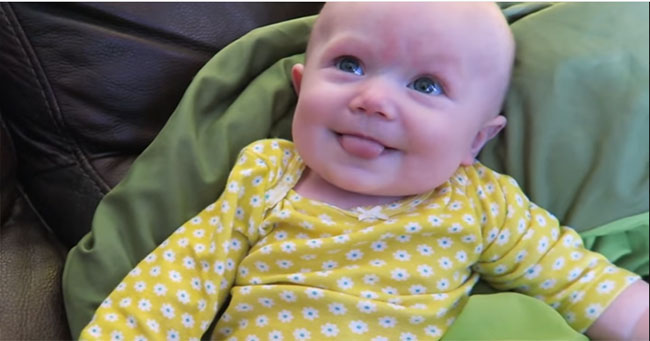 Малыш высовывает язык. Первое фото