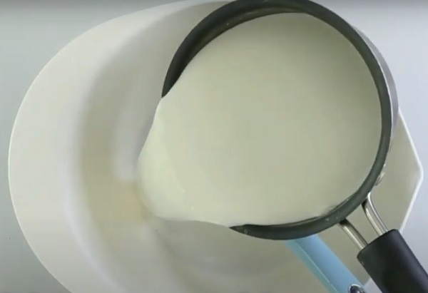 Переливаем подогретое молоко в миску