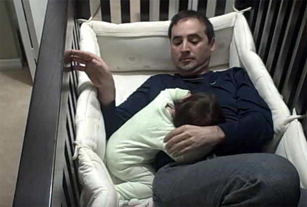 Ребенок в своей кроватке