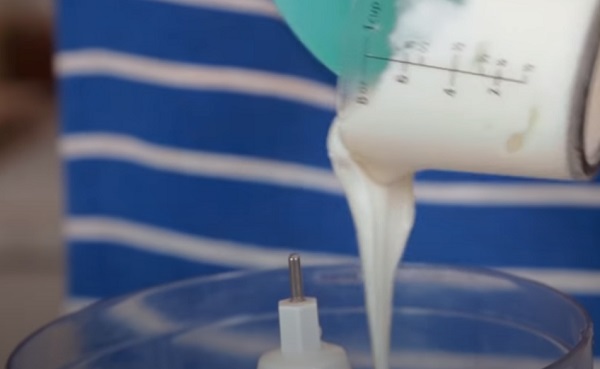 Наливание йогурта в блендер