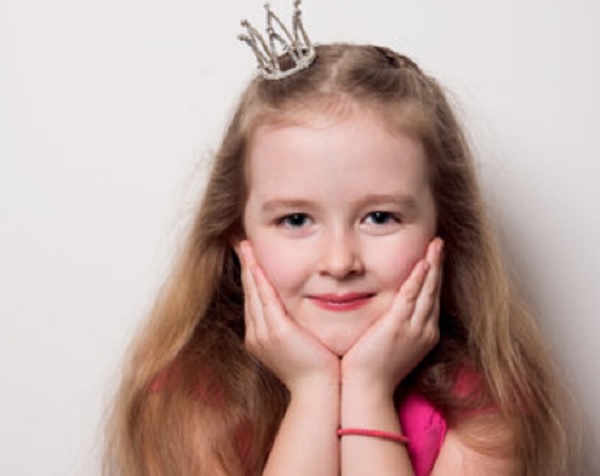 Девочка с короной на голове