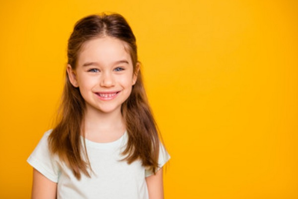 Девочка улыбается