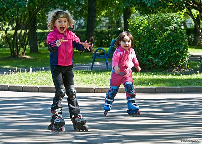 Девочка на роликах