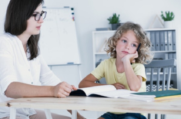 Ребенок на занятии о чем-то задумался