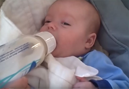 Месячный ребенок кушает