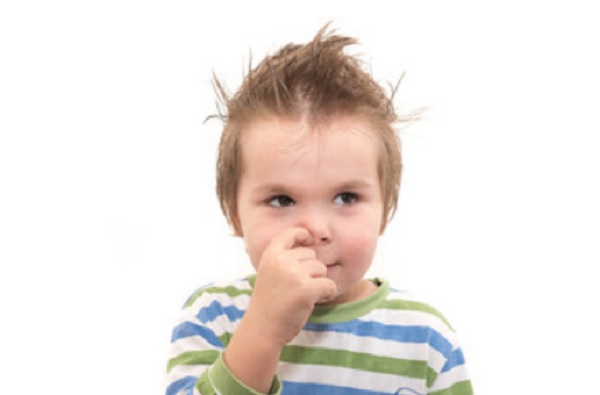 Мальчик ковыряет в носу