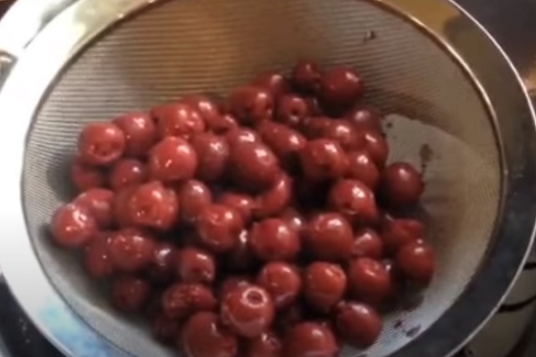 Вишня в дуршлаге