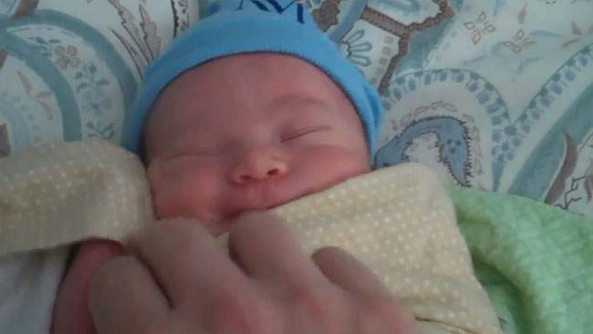 Папа будит малыша