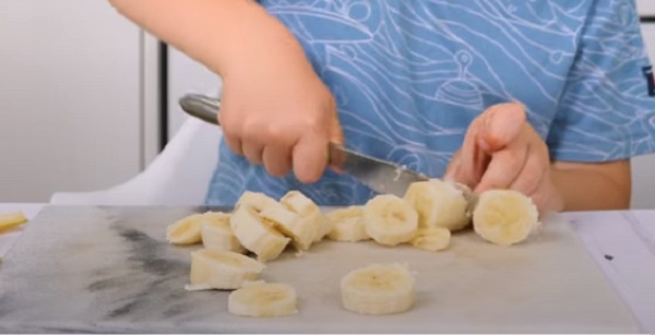 Нарезание банана на кружочки