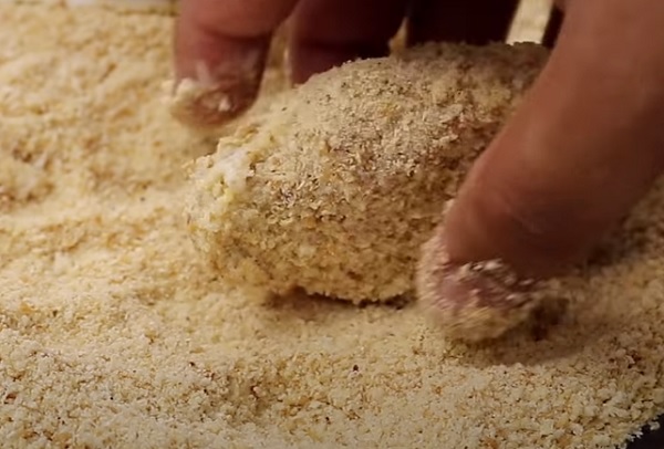 котлета обволакивается в сухарях