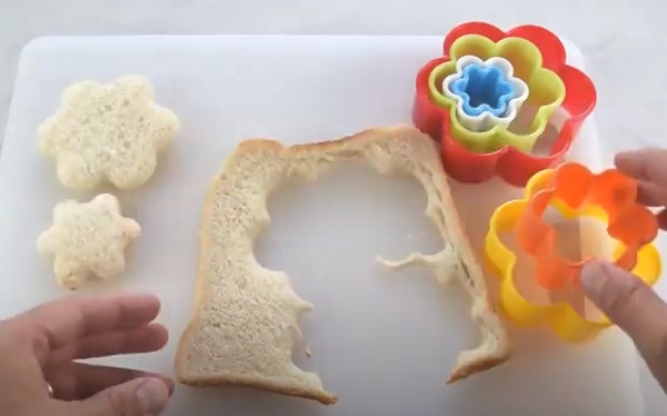 Вырезание цветочков из хлеба