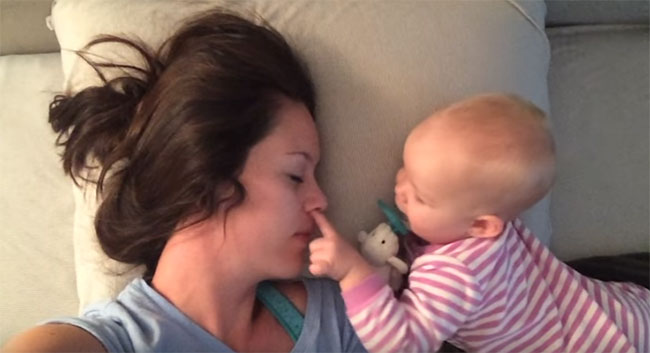 Малыш спит с мамой