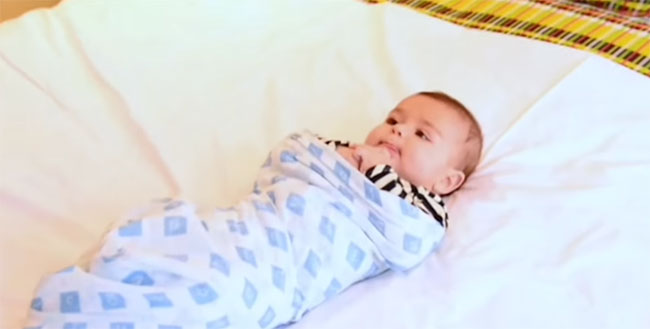 Мама запеленала ребенка