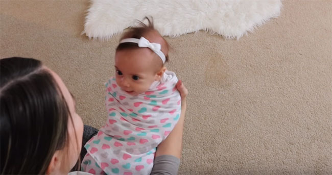 Девочку запеленали