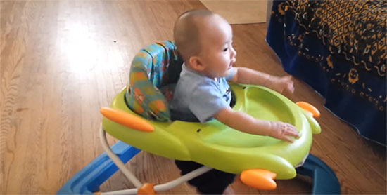 Малыш на ходунках