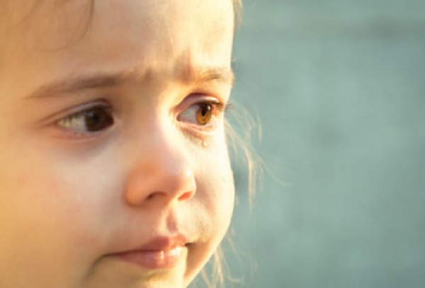 У девочки слеза бежит с одного глаза
