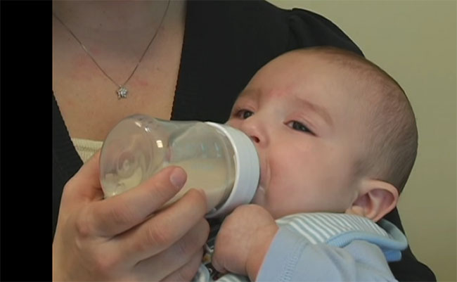 Трехмесячный малыш ест