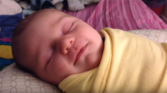 грудничок спит
