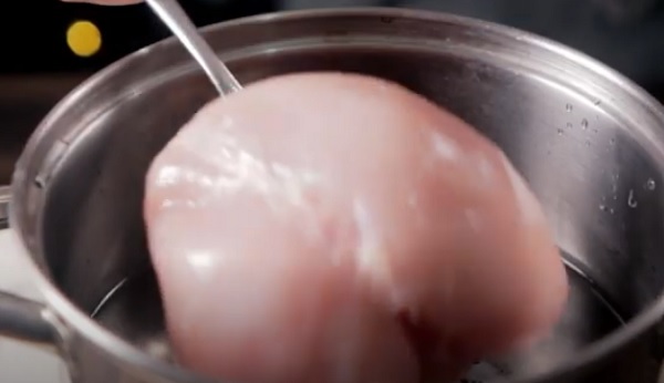 Куриную грудку опускают в кастрюлю