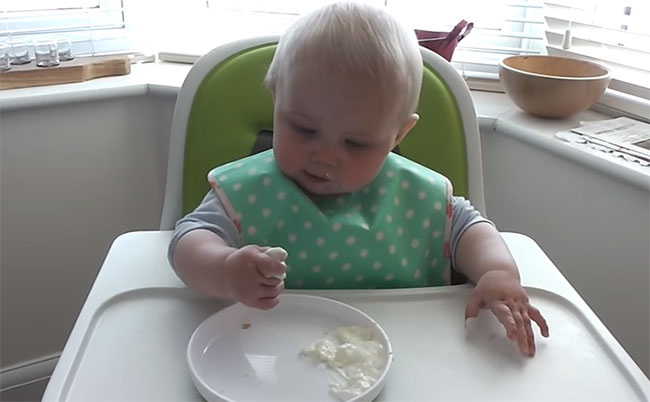 Малыш ест творог