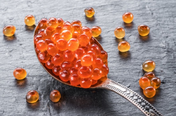 Ложка с красной икрой