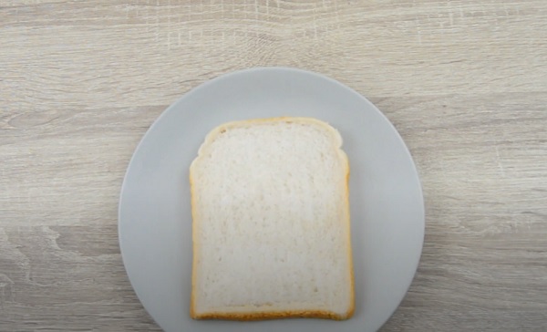 Кусок хлеба на тарелке