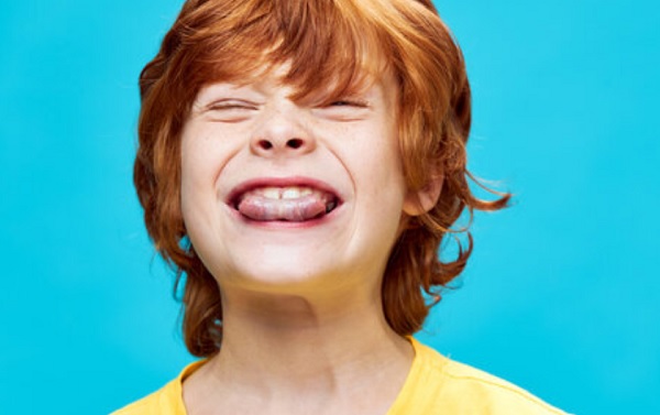 Мальчик заворачивает язык